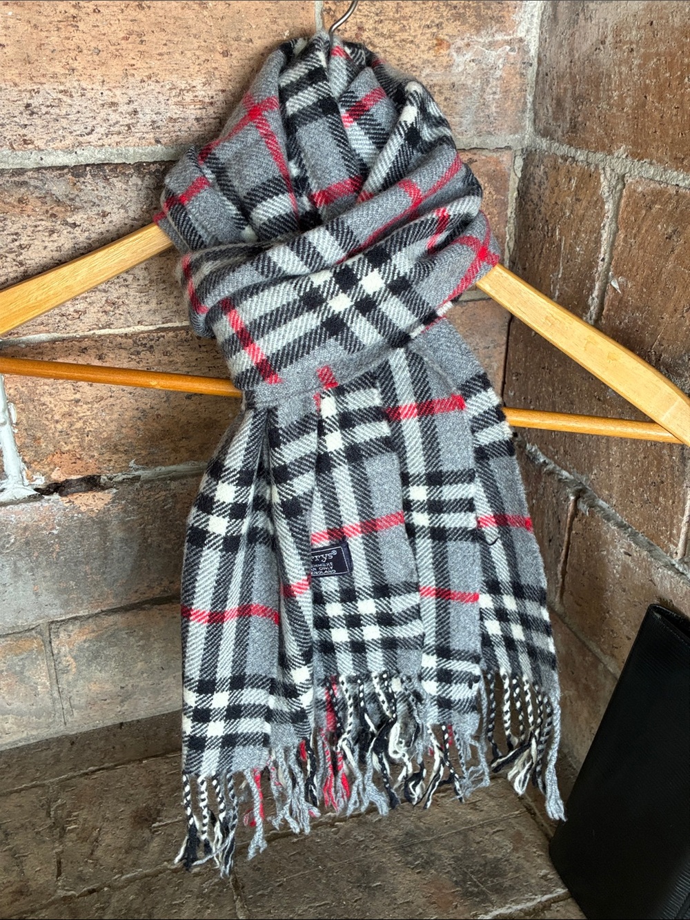 🖤 Burberry Gray and Red Plaid Scarf EUC Unisex - Picture 12 of 17
